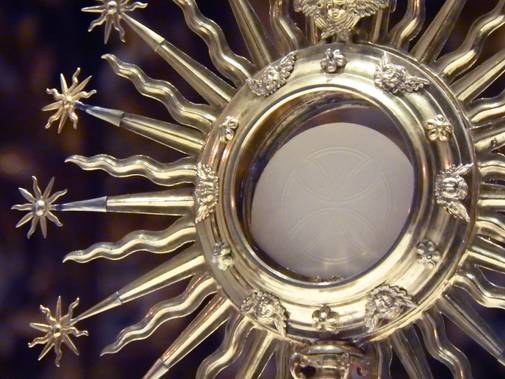 Quelle: Monstranz eucharist-3215813_1920 Bild von David Eucaristía auf Pixabay.jpg